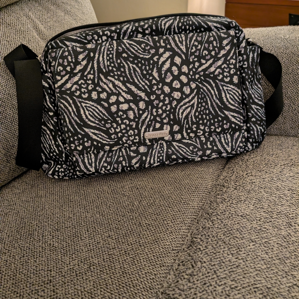 Baggallini Black & White Patterned Messenger Crossbody